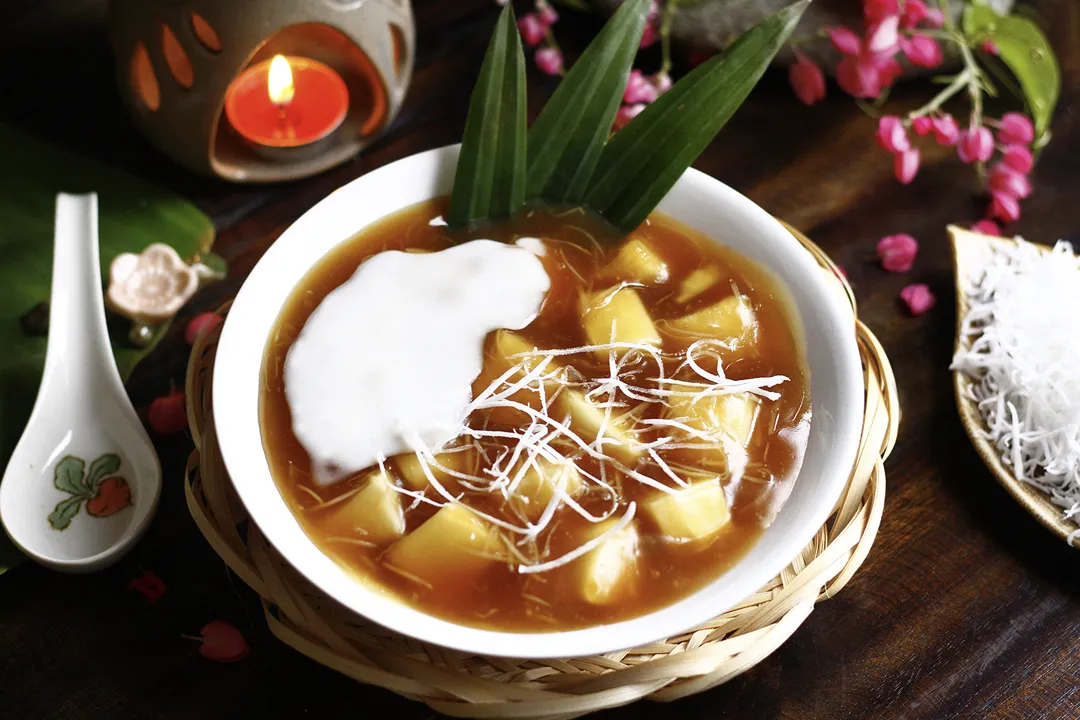 Che san (hot gooey cassava with coconut milk)