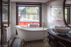 Premier Balcony image 2