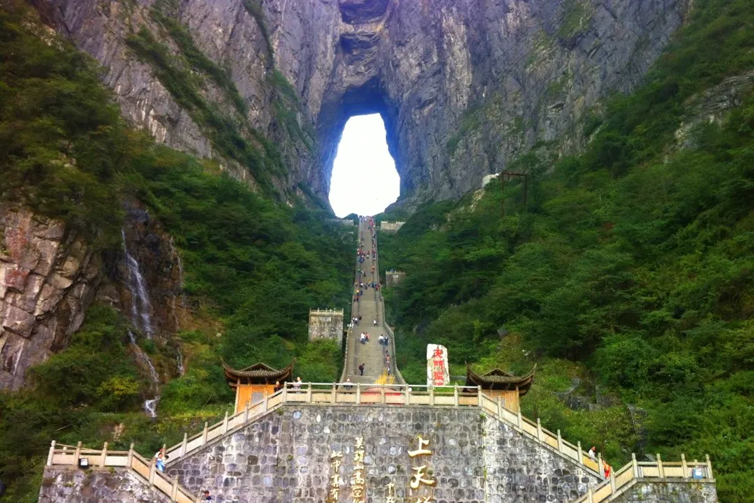 Quan Ba ​​Heaven's Gate is a famous scenic spot in Ha Giang, an ideal location for cloud watching and sightseeing.