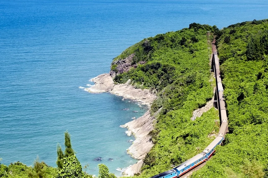 Best part of Da Nang to Hanoi train - train cross Hai Van pass