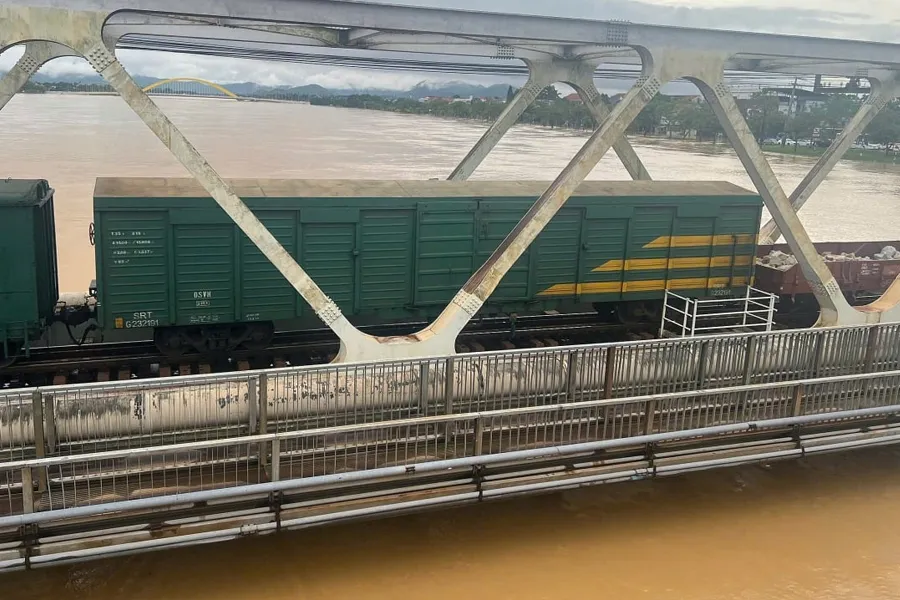Hue: Urgently deploys two trains carrying rocks with a total weight of 474 tons to prevent floods from washing away Bach Ho Bridge and Da Vien Bridge.