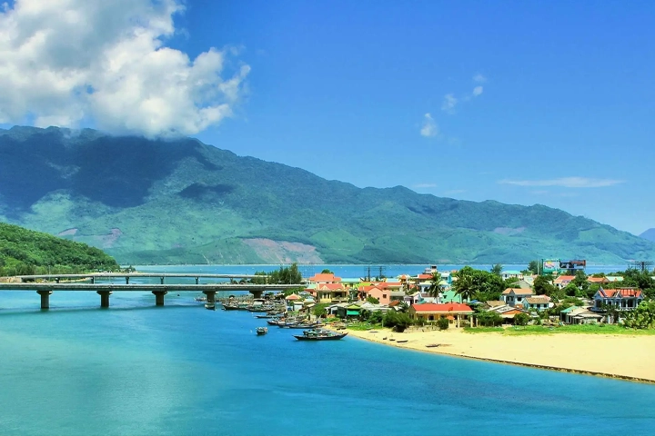Lang Co beach Hoi An to Hue route