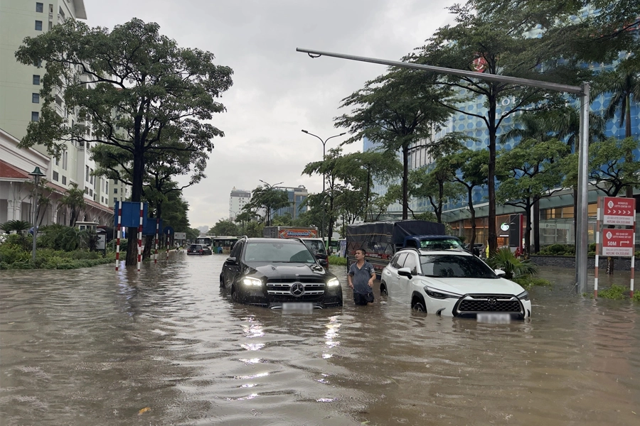 Typhoon Bualoi causes heavy rain and flooding