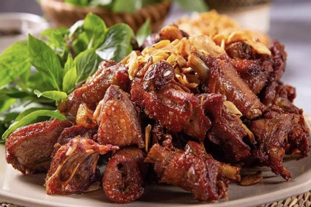 Ngan Chay Toi (garlic-fried duck)