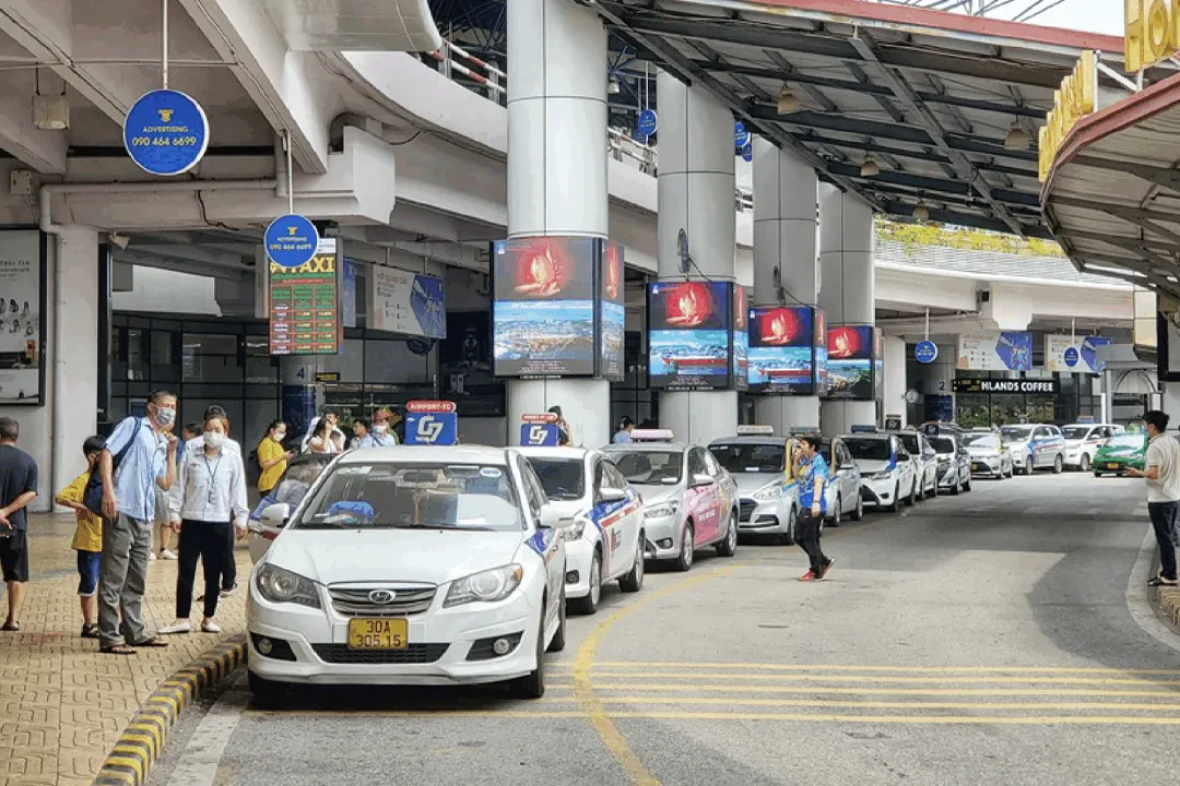 Most local buses are not allowed into the airport lobby