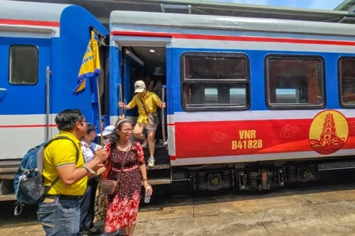 Heritage Tourist Train HD2 & HD4 Da Nang to Hue
