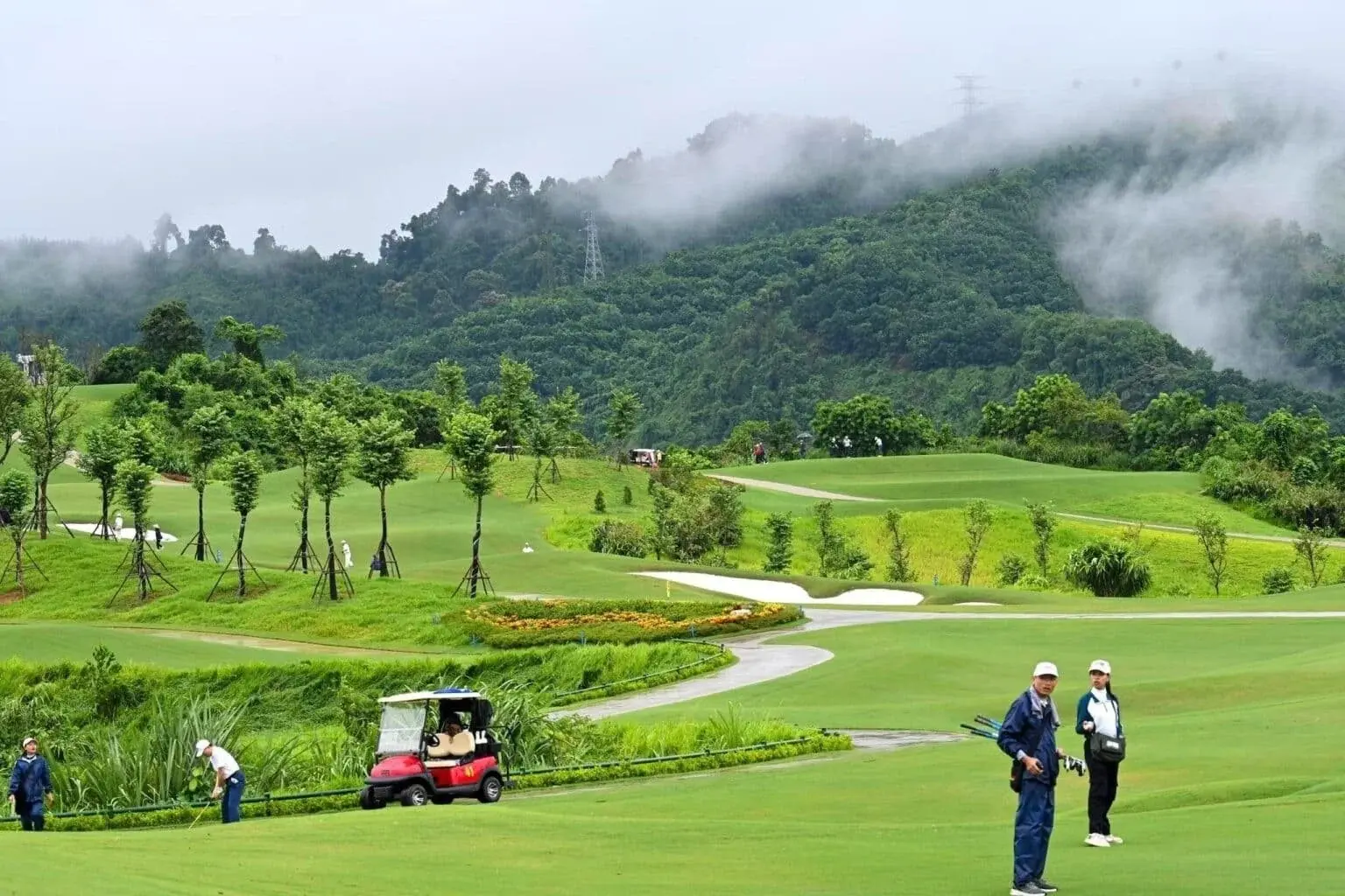 Da Nang Golf Course Transfer by Private Car 8