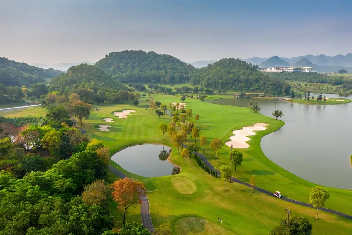 Da Nang Golf Course Transfer by Private Car 9