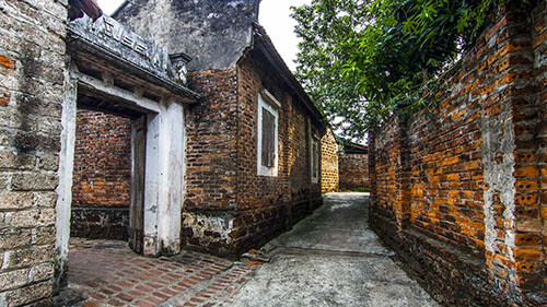 Duong Lam ancient village tour