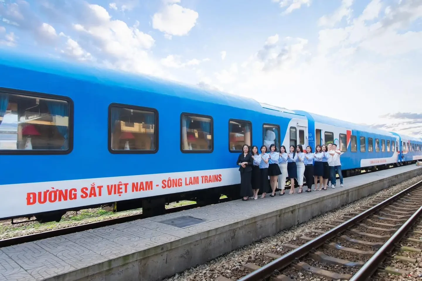 Hanoi to Vinh Train by Song Lam Tourist Train | A21 Tours