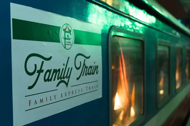 Family Express train Hanoi to Sapa