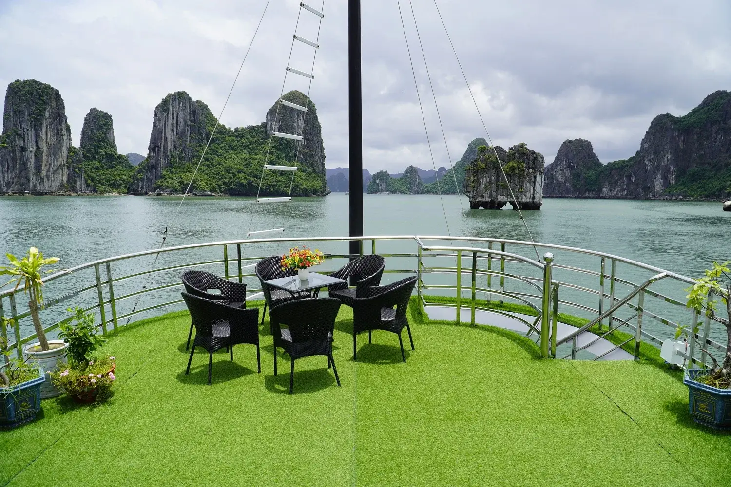 Halong bay day cruise 