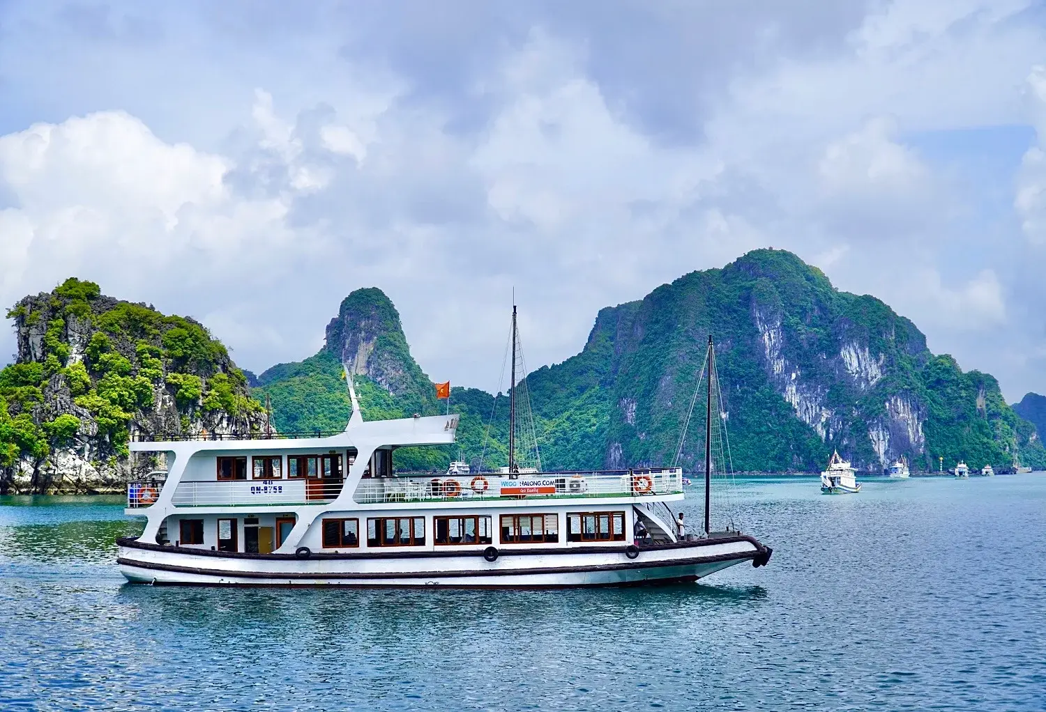 Halong bay day cruise 
