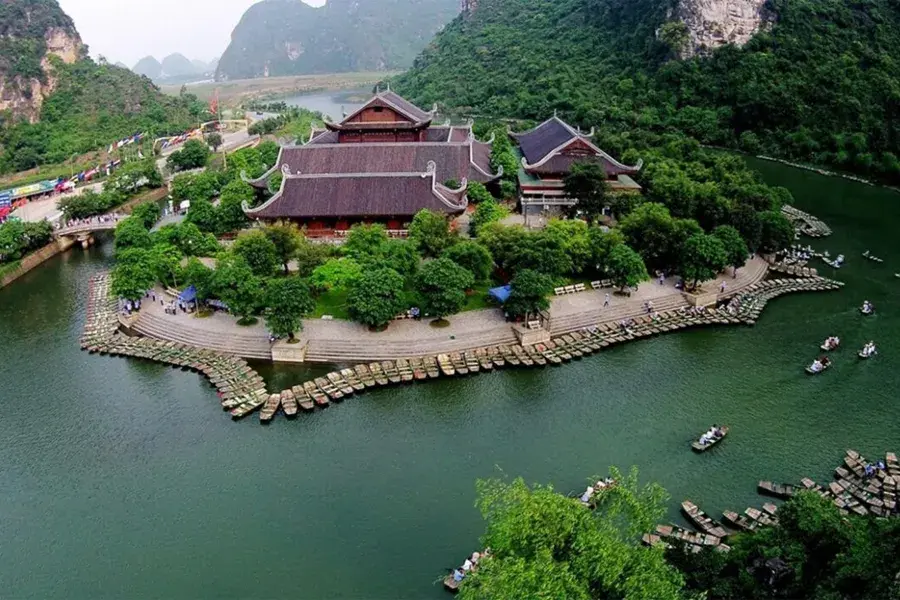 Ninh Binh Tam Coc Trang An car rental - one day charter car 2