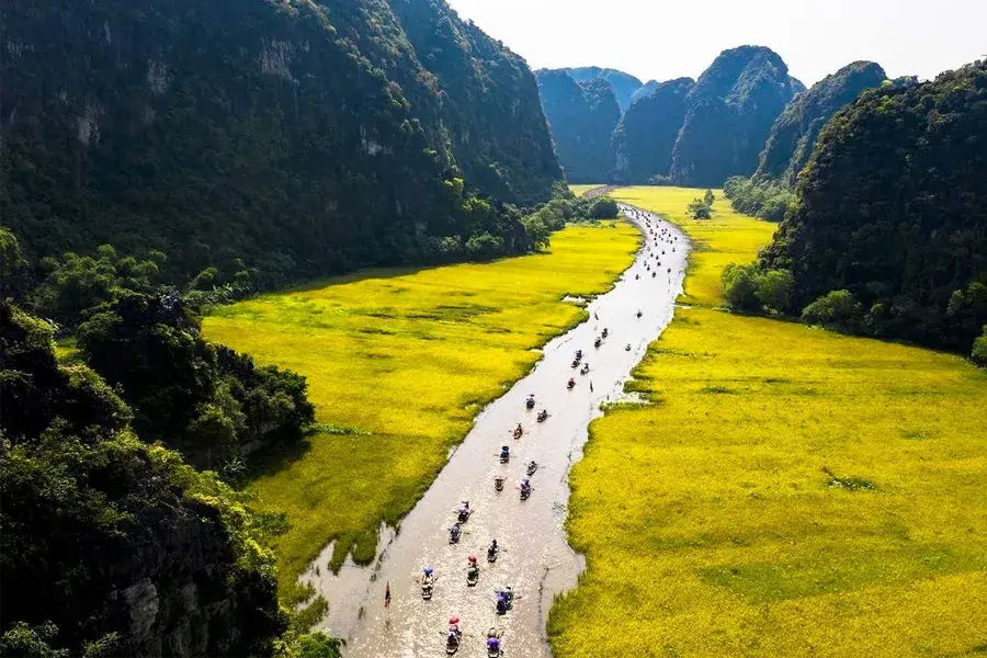 Ninh Binh Tam Coc Trang An car rental - one day charter car 4