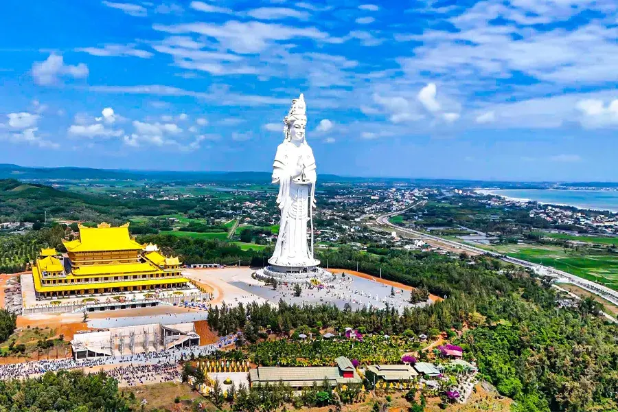 Da Nang to Dung Quat Refinery private car 4