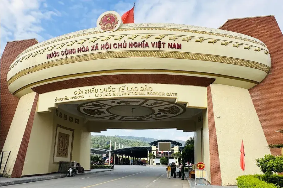 Da Nang to Lao Bao International Border private car  6