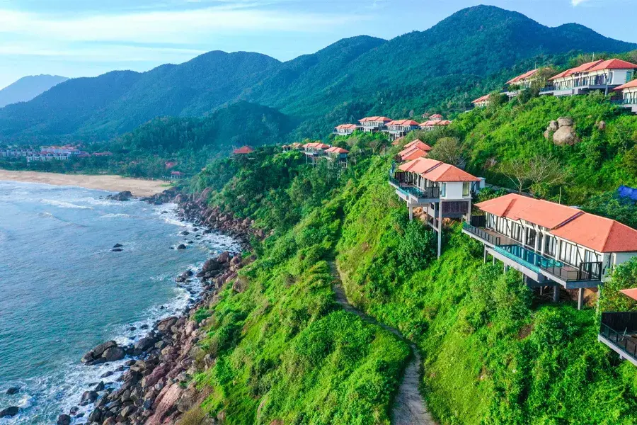 Da Nang to Lang Co private car 5