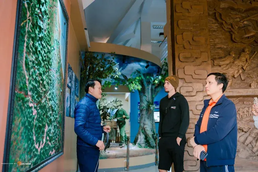 Hue to DMZ car rental - One day charter car 4