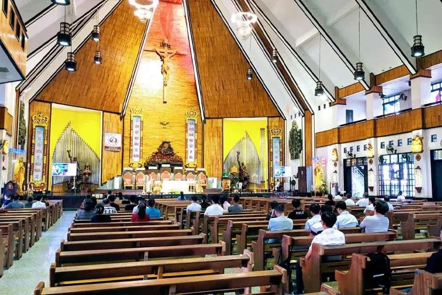 Ho Chi Minh to Tac Say Church private car 4