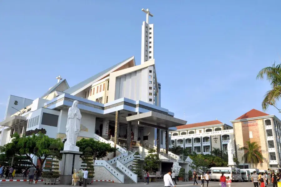 Ho Chi Minh to Tac Say Church private car 5