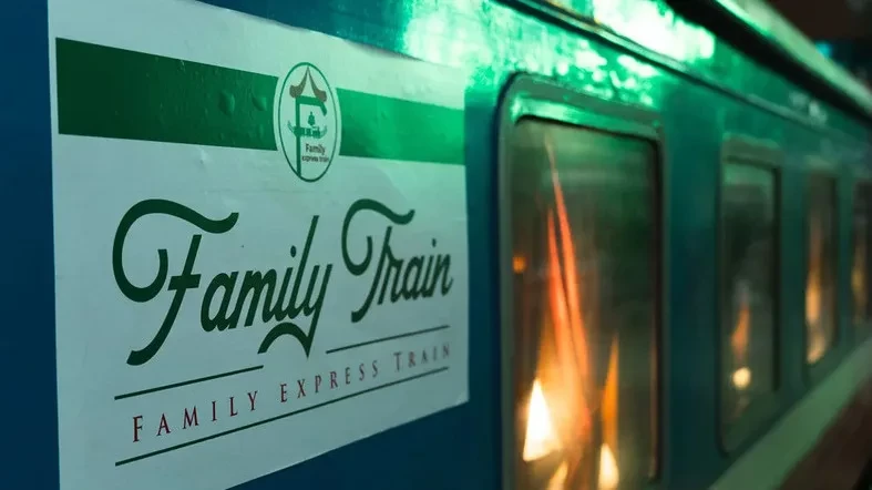 Family Express train Hanoi to Sapa