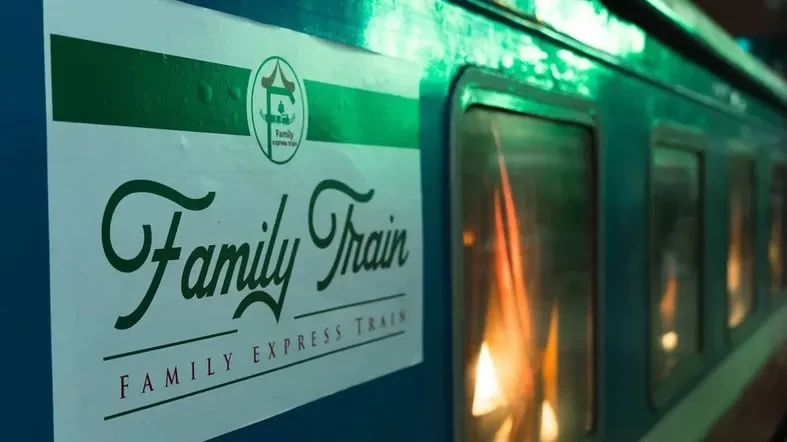 Family Express train Sapa to Hanoi